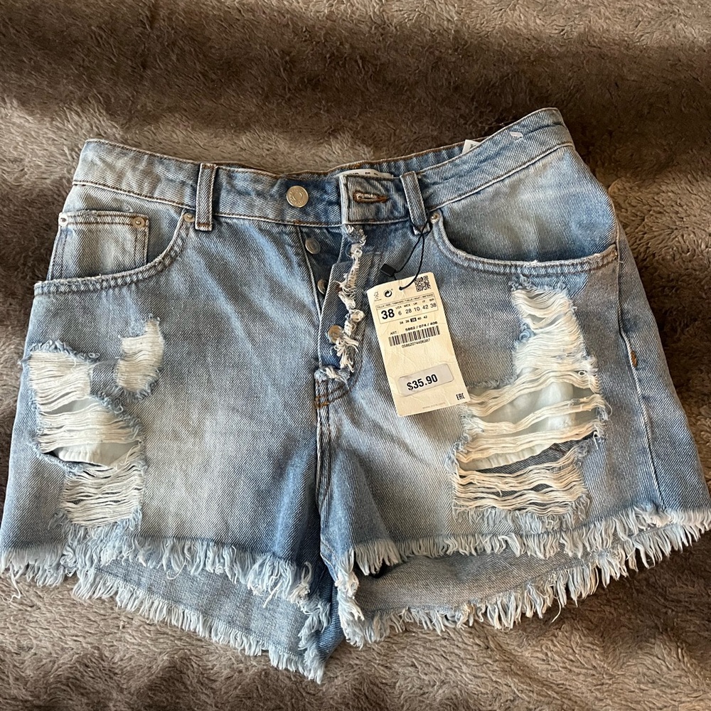Zara Basic size 6 Distressed Jean Shorts New!! Great Looking